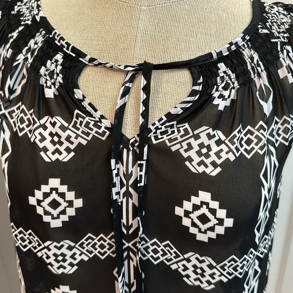 INC INTERNATIONAL CONCEPTS B/W AZTEC PRINT BLOUSE GUC SZ 2 CAREER EVERYDAY - Picture 3 of 8